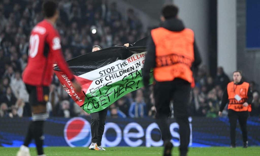 Bendera Palestina Berkibar di Duel Copenhagen Vs MU, Bawa Pesan Menyentuh