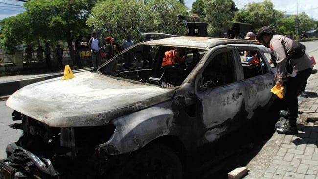 Rusuh Iringan Jenazah Enembe Sisakan Bangkai Mobil dan Bangunan