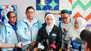 Zita Anjani Pakai Bando Super Unik Saat Datangi Bawaslu