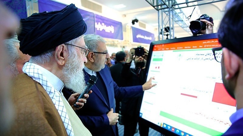 Kunjungan Rahbar ke Pameran Produk-Produk Dalam Negeri Iran