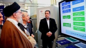 Ayatullah Khamanei Kunjungi Pameran yang Memamerkan Kemampuan Produksi Iran