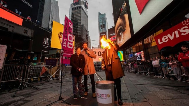 [FOTO] - Warga AS Bakar Kenangan Buruk Untuk Tahun Baru di Time Square New York