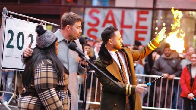 Warga AS Bakar Kenangan Buruk Untuk Tahun Baru di Time Square New York