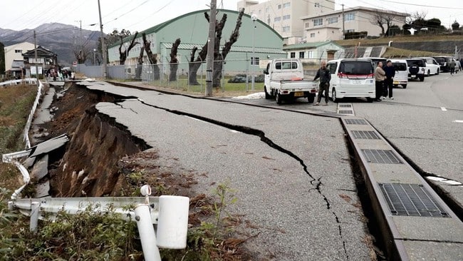 [FOTO] - Dampak Kerusakan Gempa M 7,4 di Jepang