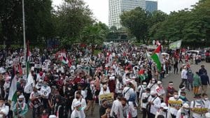 Ratusan Demonstran Gelar Aksi Peringatan 100 Hari Agresi Israel ke Gaza depan Kedubes AS 