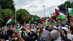 Koalisi Perempuan Indonesia Soroti Korban Perempuan dan Anak-anak pada Aksi Stop The War on Gaza depan Kedubes Amerika Serikat 