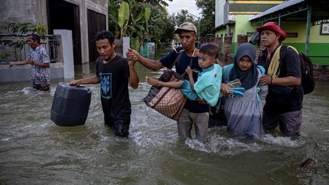 Jalur Pantura Kudus Lumpuh Akibat Demak Terkena Banjir Besar