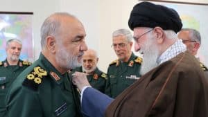 Ayatullah Khamenei Anugerahkan 'Medal of Conquest' kepada Panglima IRGC