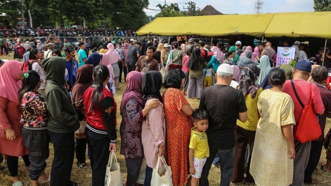 Purna Warta - Petugas melayani warga saat membeli paket sembako murah di halaman masjid Agung Baitul Makmur Meulaboh, Aceh Barat, Aceh, Senin (4/3). Pemandangan terlihat dalam gelaran pasar murah yang dilaksanakan Dinas Perindustrian dan Perdagangan Aceh Barat bekerja sama dengan Perum Bulog dan perusahaan PT Mifa Bersaudara. Ada 5.000 paket sembako murah yang terdiri dari beras, minyak goreng, gula dan telur yang disiapkan di pasar murah itu sebagai upaya menstabilkan harga sekaligus membantu meringankan beban masyarakat jelang bulan suci Ramadan. Warga melihat tabel harga saat membeli paket sembako murah di halaman masjid Agung Baitul Makmur Meulaboh, Aceh Barat, Aceh, Senin (4/3). Pasar murah digelar Dinas Perindustrian dan Perdagangan Aceh Barat bekerja sama dengan Perum Bulog dan perusahaan PT Mifa Bersaudara. Sekitar 5.000 paket sembako murah yang terdiri dari beras, minyak goreng, gula dan telur disiapkan dalam pasar murah itu sebagai upaya menstabilkan harga sekaligus membantu meringankan beban masyarakat jelang bulan suci Ramadan.