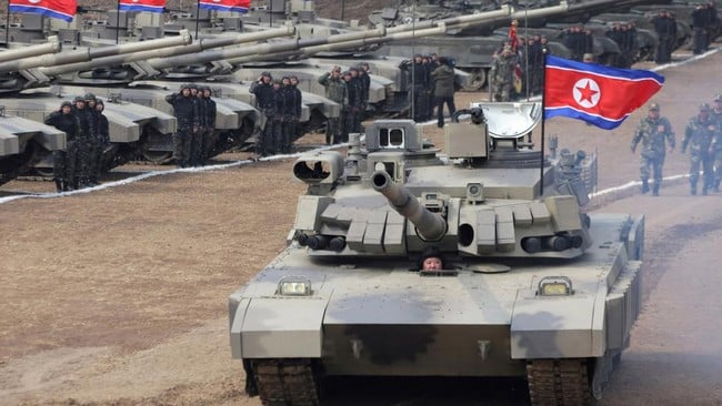 Kim Jong Un Pamer Setir Tank saat Tentara Korut Latihan