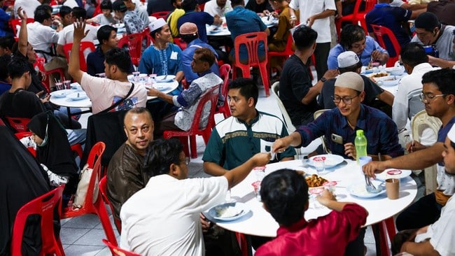 Momen Buka Puasa Bersama di Berbagai Negara