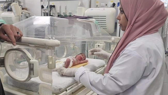 Menyayat Hati, Bayi Diselamatkan dari Rahim Ibunya yang Dibunuh Israel