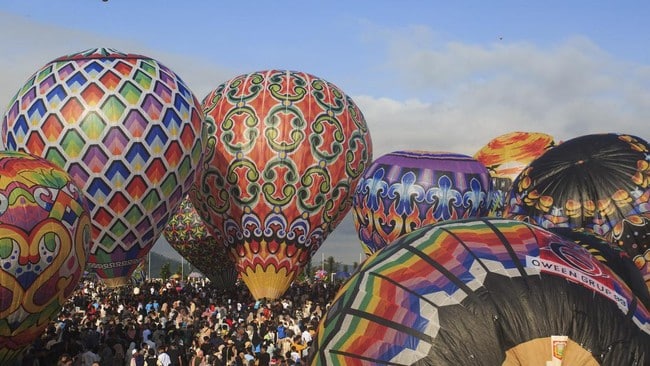 Langit Wonosobo Dihiasi Puluhan Balon Udara di Hari Lebaran