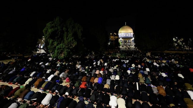 Potret Malam Lailatul Qadar Warga Palestina di Masjid Al-Aqsa