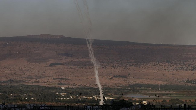 Purna Warta - Kelompok milisi di Lebanon selatan, Hizbullah, kembali meluncurkan rentetan roket Katyusha ke Israel utara pada Rabu (17/7).  Serangan ini merespons serangan Negeri Zionis di Lebanon selatan pada Selasa (16/7) yang menewaskan lima warga sipil, termasuk tiga anak Suriah.  Dilansir dari The New Arab, pemimpin Hizbullah, Hassan Nasrallah, bersumpah bakal menyerang pemukiman-pemukiman baru Israel jika Israel terus menyerang warga sipil di Lebanon. "Jika Anda berpikir untuk melancarkan perang di Lebanon, tak ada satupun tank kalian yang akan selamat," kata Nasrallah dalam pidatonya di peringatan Asyura Islam, Rabu. 