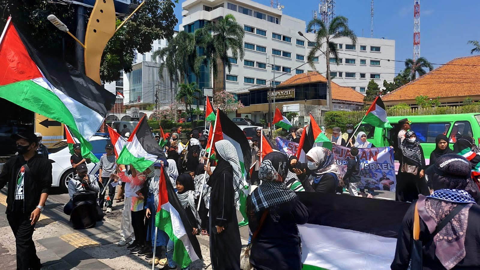 Puluhan BoCil Gelar Demo di Depan McDonald's Bogor, Suarakan Boikot Produk Israel