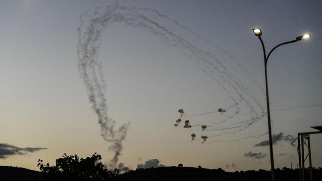 Hizbullah vs Israel, Saling Tembak Roket