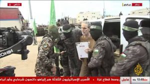 Prajurit Al-Qassam Turun saat Penyerahan Tawanan di Jalur Gaza Tengah