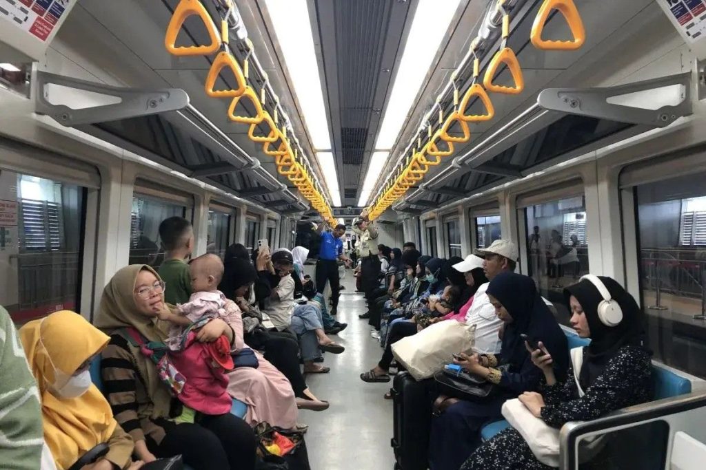 LRT Jabodebek Berbuka puasa