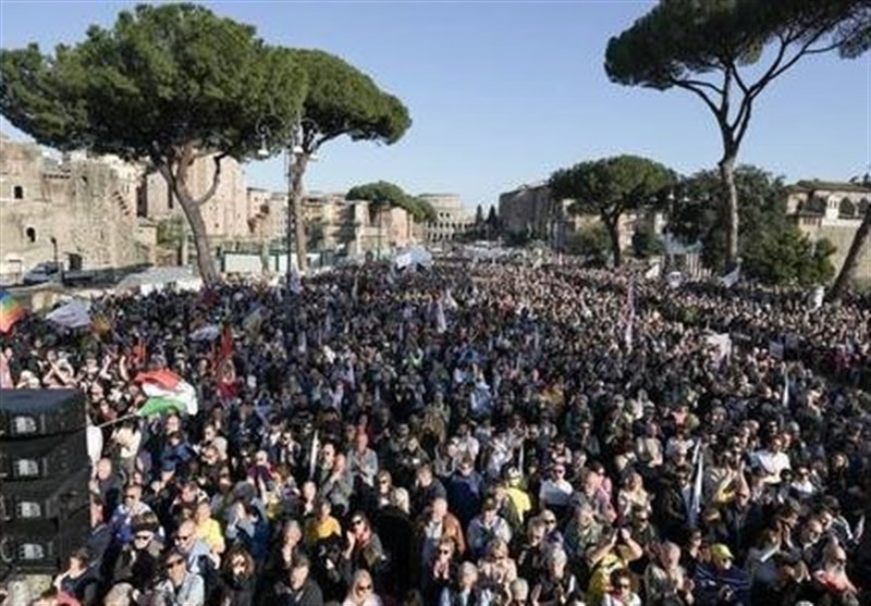 Ribuan Demonstran Roma