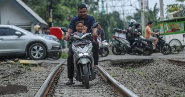 aktivitas di jalur kereta