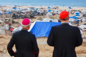 Patriark Latin dan Uskup Auksilier Lakukan Kunjungan Pastoral ke Pusat Medis dan Kemanusiaan di Gaza
