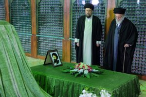 Ayatollah Khamenei Ziarahi Makam Imam Khomeini di Peringatan 10 Hari Kemenangan Revolusi Iran